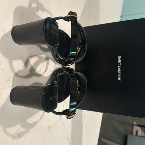 Saint Laurent Cassandra logo-embellished leather sandals - Picture 5 of 9